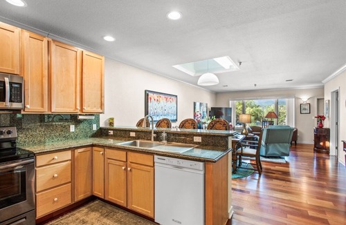 Carbondale Apartment | Top-Floor 3BR Stay on Carbondale Main St. | Perch