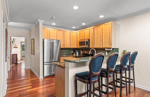 Carbondale Apartment | Top-Floor 3BR Stay on Carbondale Main St. | Perch