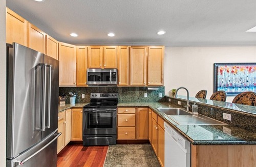 Carbondale Apartment | Top-Floor 3BR Stay on Carbondale Main St. | Perch