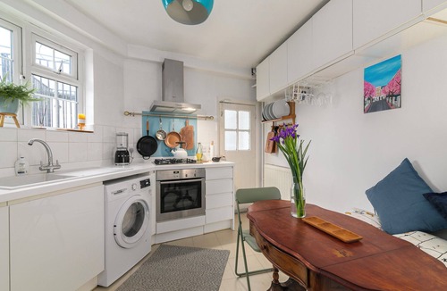 Belsize Apartment | Top-Floor Apartment w/Balcony & Rooftop