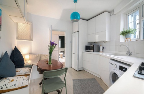 Belsize Apartment | Top-Floor Apartment w/Balcony & Rooftop