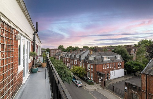 Belsize Apartment | Top-Floor Apartment w/Balcony & Rooftop