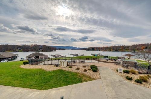 Smith Mountain Lake House | Top-Floor Balcony & Serene Views: Huddleston Condo