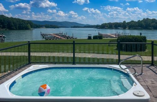 Smith Mountain Lake House | Top-Floor Balcony & Serene Views: Huddleston Condo