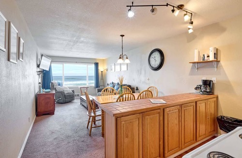 Lincoln City Condo | Top Floor Beachfront Suite - Pool and Sauna - Sleeps 4!