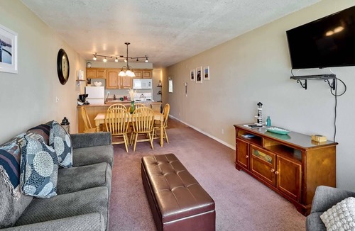 Lincoln City Condo | Top Floor Beachfront Suite - Pool and Sauna - Sleeps 4!