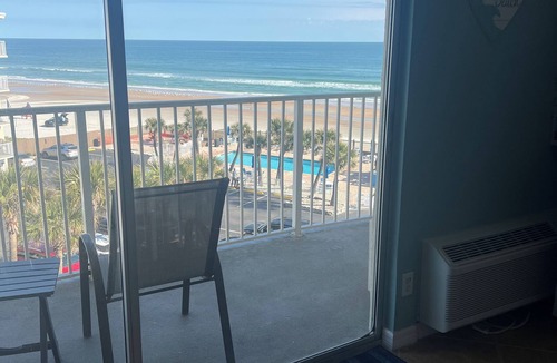 Bostwick Park Condo | Top Floor! Beautiful Beach Front Studio Condo
