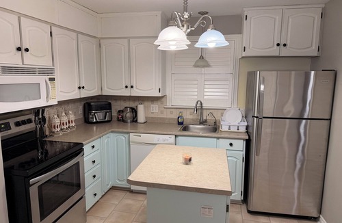 Belleville House | Top Floor Bungalow Close to Downtown
