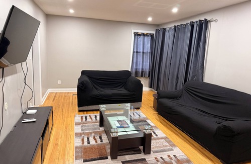 Belleville House | Top Floor Bungalow Close to Downtown