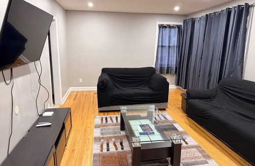 Belleville House | Top Floor Bungalow Close to Downtown