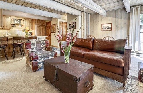 Aspen Condo | Top Floor Condo w/Mountain Views & Charm