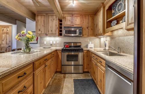 Aspen Condo | Top Floor Condo w/Mountain Views & Charm