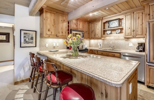 Aspen Condo | Top Floor Condo w/Mountain Views & Charm