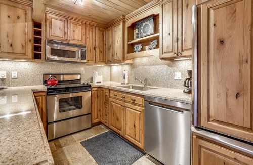 Aspen Condo | Top Floor Condo w/Mountain Views & Charm