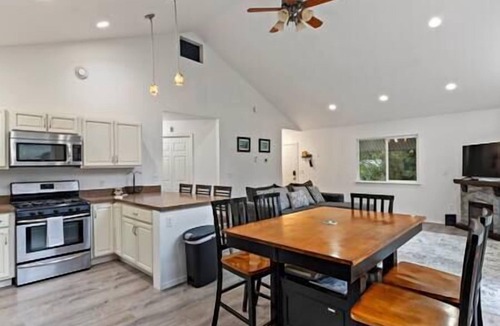 Alyeska House | Top Floor Duplex Close to Ski Slopes