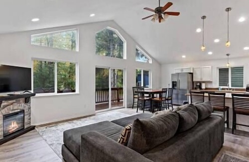 Alyeska House | Top Floor Duplex Close to Ski Slopes