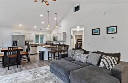 Alyeska House | Top Floor Duplex Close to Ski Slopes