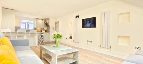 Hillingdon Apartment | Top Floor Flat 5 Northwood