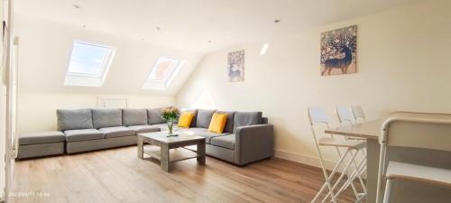 Hillingdon Apartment | Top Floor Flat 5 Northwood