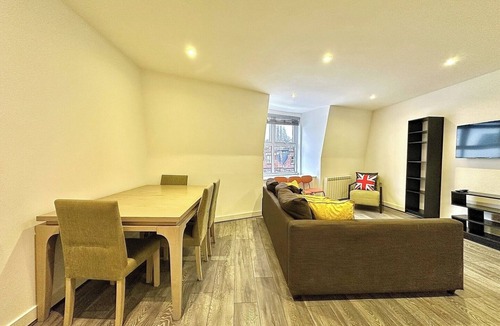 Frognal and Fitzjohns Apartment | Top-floor Flat next to Station