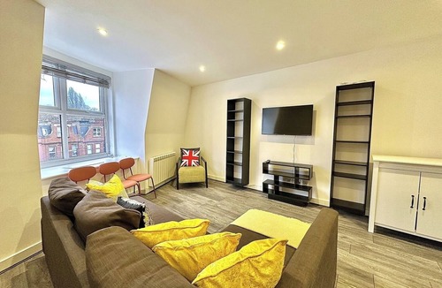 Frognal and Fitzjohns Apartment | Top-floor Flat next to Station