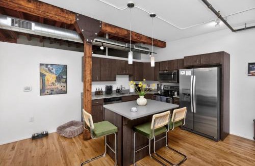 Court Avenue Entertainment District Apartment | Top-Floor Loft , Downtown Views, Free Parking