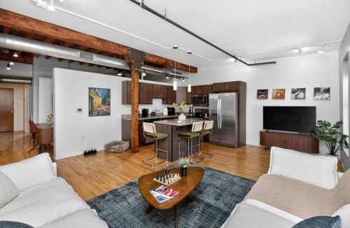 Court Avenue Entertainment District Apartment | Top-Floor Loft , Downtown Views, Free Parking