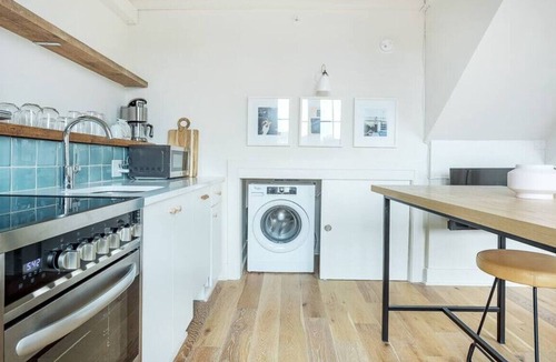 Yamacraw Village Apartment | Top Floor Loft With Patio