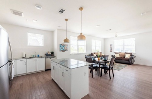 Kyle Apartment | Top Floor Luxury Apt w/Resort Style Pool Near Austin/Texas State University
