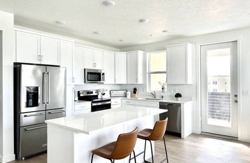 West Jordan Apartment | Top Floor Luxury Condo