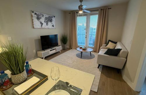 Frisco Apartment | Top-Floor Luxury Retreat, King Bed, Full Kitchen, Private Balcony