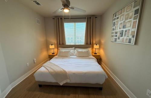 Frisco Apartment | Top-Floor Luxury Retreat, King Bed, Full Kitchen, Private Balcony