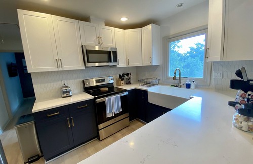 Cherrydale Apartment | Top Floor Modern 2-Bed w/King Bed Free Parking