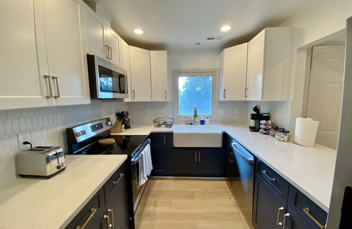 Cherrydale Apartment | Top Floor Modern 2-Bed w/King Bed Free Parking