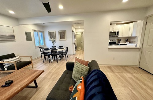 Cherrydale Apartment | Top Floor Modern 2-Bed w/King Bed Free Parking