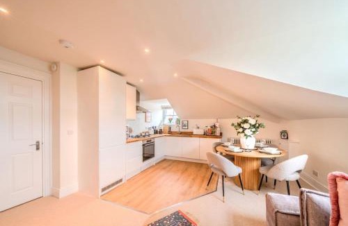 Buxton Apartment | Top Floor - Pavilion View Apartment