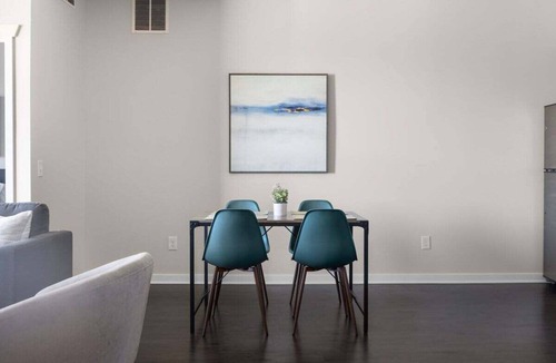 Mayfield Apartment | Top Floor Pet Friendly Condo near Downtown