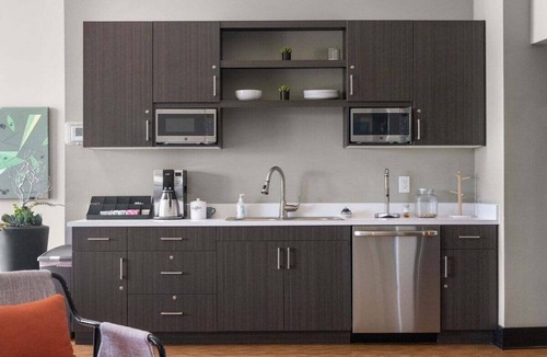 Mayfield Apartment | Top Floor Pet Friendly Condo near Downtown