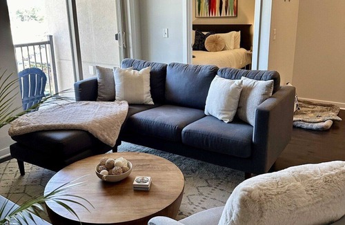 Mayfield Apartment | Top Floor Pet Friendly Condo near Downtown