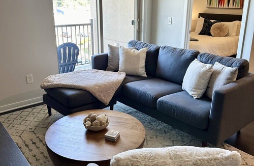 Mayfield Apartment | Top Floor Pet Friendly Condo near Downtown