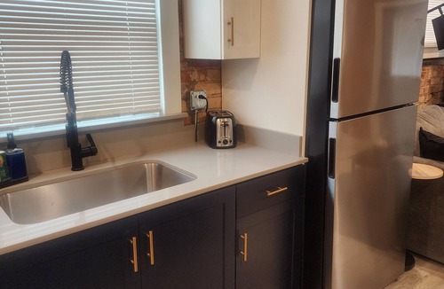 East Central Apartment | Top Floor Retreat-Fast Internet