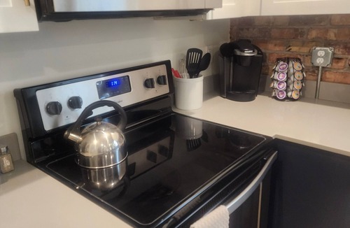 East Central Apartment | Top Floor Retreat-Fast Internet