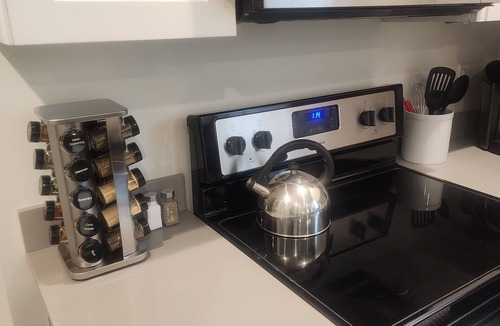 East Central Apartment | Top Floor Retreat-Fast Internet