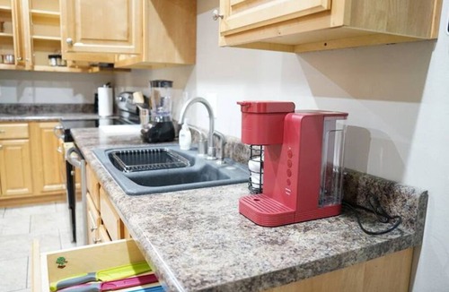 Kreole Apartment | Top Floor Retreat, 3BR, Kitchen, Near Shipyard