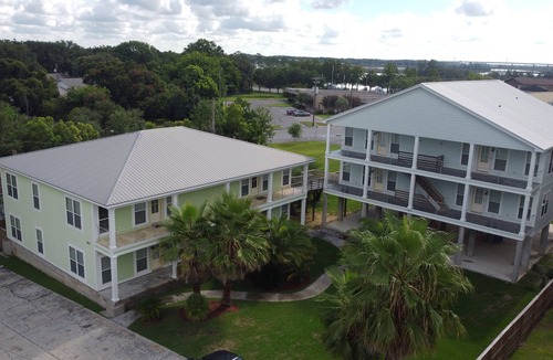 Kreole Apartment | Top Floor Retreat, 3BR, Kitchen, Near Shipyard