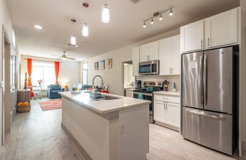 Downtown San Antonio Apartment | Top Floor Riverwalk 2bdrm Apartment Gem! King bed, Pool, Gym & Free Parking