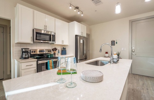 Downtown San Antonio Apartment | Top Floor Riverwalk 2bdrm Apartment Gem! King bed, Pool, Gym & Free Parking