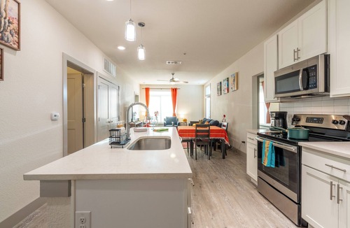 Downtown San Antonio Apartment | Top Floor Riverwalk 2bdrm Apartment Gem! King bed, Pool, Gym & Free Parking