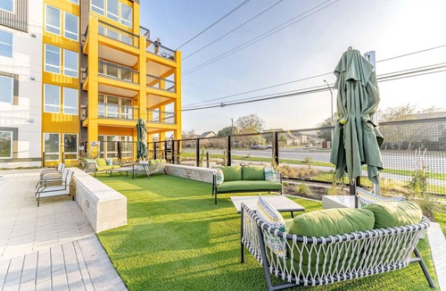 Pleasant Valley Apartment | Top Floor Soco 2BR King Suite 8 Mins to Downtown