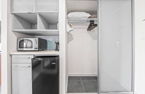 Ala Moana Apartment | Top Floor Studio with Balcony & Views 3528